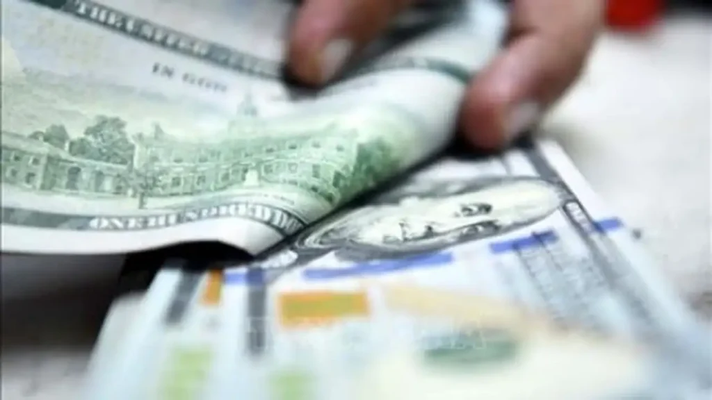 توقعات بارتفاع طفيف في سعر صرف الدولار الأمريكي على المدى القصير